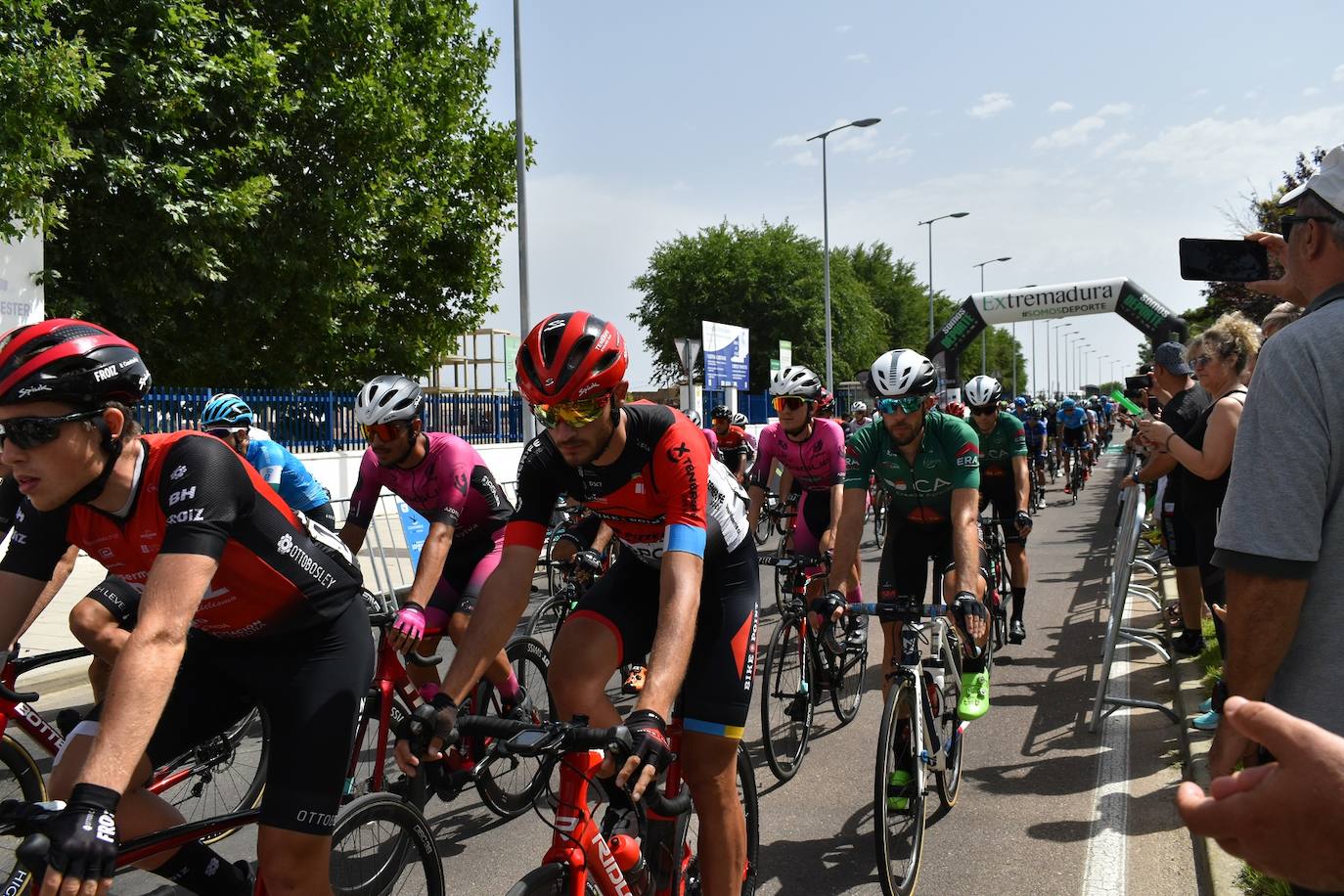 Miajadas se convirtió el pasado sábado en uno de los puntos clave de la Vuelta Ciclista Extremadura 2022 siendo el punto de salida oficial de la cuarta etapa. Miajadeños y visitantes se acercaron hasta la avenida García Siñeriz para conocer de cerca la 'serpiente multicolor', a los ciclistas y equipos llegados desde distintos puntos del país. 