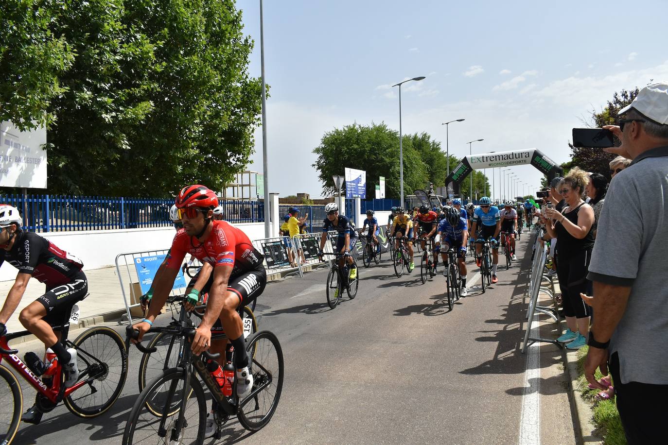 Miajadas se convirtió el pasado sábado en uno de los puntos clave de la Vuelta Ciclista Extremadura 2022 siendo el punto de salida oficial de la cuarta etapa. Miajadeños y visitantes se acercaron hasta la avenida García Siñeriz para conocer de cerca la 'serpiente multicolor', a los ciclistas y equipos llegados desde distintos puntos del país. 
