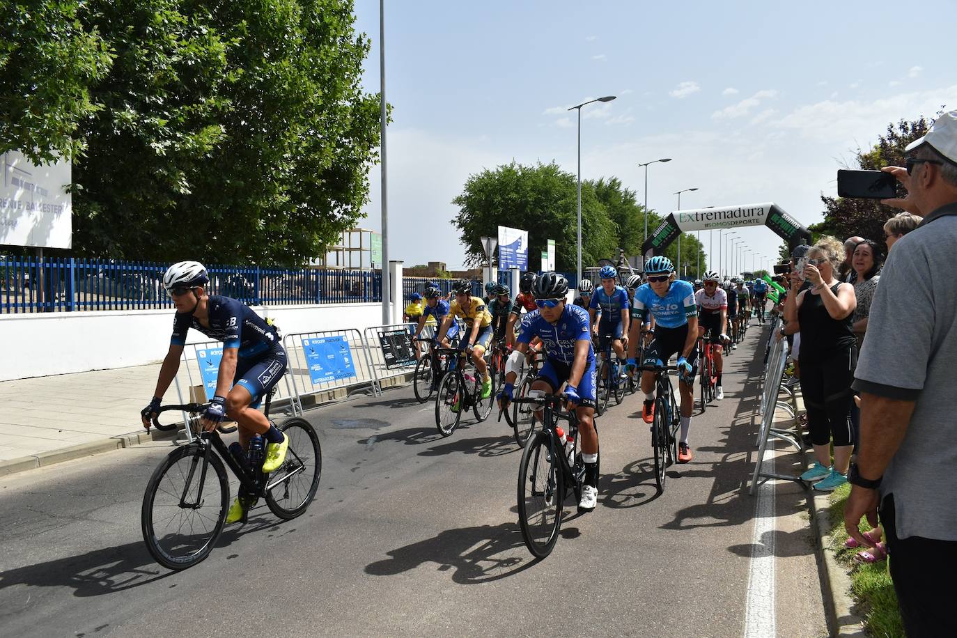 Miajadas se convirtió el pasado sábado en uno de los puntos clave de la Vuelta Ciclista Extremadura 2022 siendo el punto de salida oficial de la cuarta etapa. Miajadeños y visitantes se acercaron hasta la avenida García Siñeriz para conocer de cerca la 'serpiente multicolor', a los ciclistas y equipos llegados desde distintos puntos del país. 