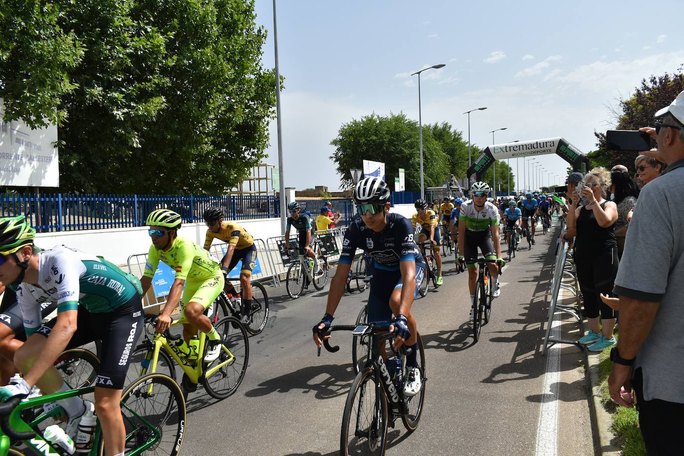 Miajadas se convirtió el pasado sábado en uno de los puntos clave de la Vuelta Ciclista Extremadura 2022 siendo el punto de salida oficial de la cuarta etapa. Miajadeños y visitantes se acercaron hasta la avenida García Siñeriz para conocer de cerca la 'serpiente multicolor', a los ciclistas y equipos llegados desde distintos puntos del país. 