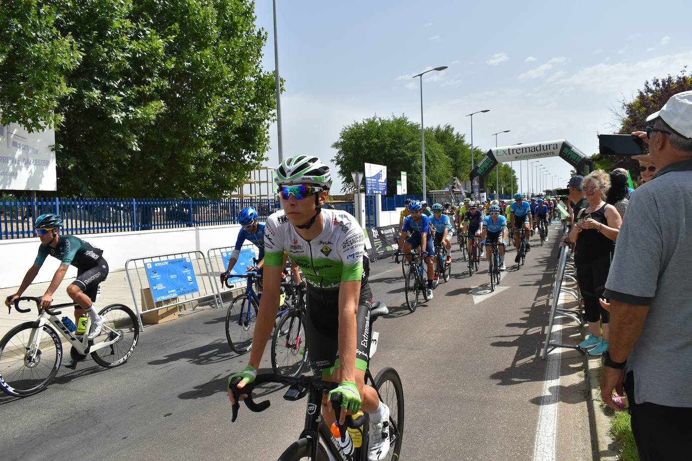Miajadas se convirtió el pasado sábado en uno de los puntos clave de la Vuelta Ciclista Extremadura 2022 siendo el punto de salida oficial de la cuarta etapa. Miajadeños y visitantes se acercaron hasta la avenida García Siñeriz para conocer de cerca la 'serpiente multicolor', a los ciclistas y equipos llegados desde distintos puntos del país. 