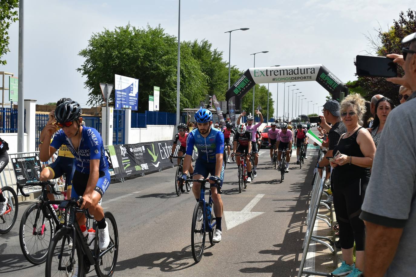 Miajadas se convirtió el pasado sábado en uno de los puntos clave de la Vuelta Ciclista Extremadura 2022 siendo el punto de salida oficial de la cuarta etapa. Miajadeños y visitantes se acercaron hasta la avenida García Siñeriz para conocer de cerca la 'serpiente multicolor', a los ciclistas y equipos llegados desde distintos puntos del país. 