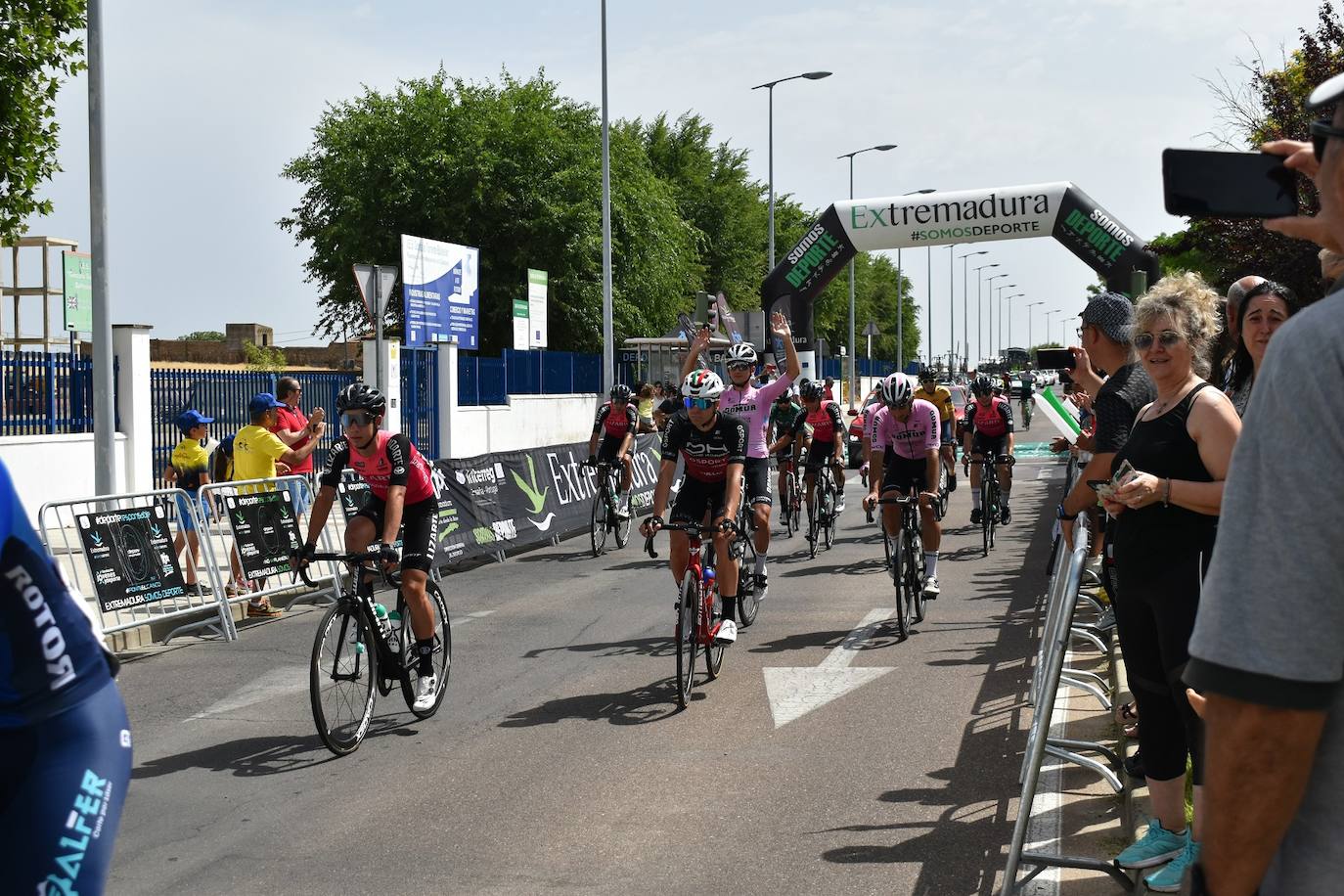 Miajadas se convirtió el pasado sábado en uno de los puntos clave de la Vuelta Ciclista Extremadura 2022 siendo el punto de salida oficial de la cuarta etapa. Miajadeños y visitantes se acercaron hasta la avenida García Siñeriz para conocer de cerca la 'serpiente multicolor', a los ciclistas y equipos llegados desde distintos puntos del país. 