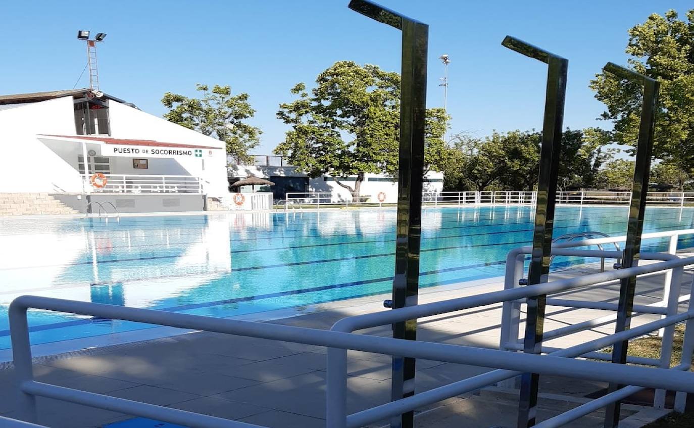 Los bañistas disponen de nuevas duchas junto a la piscina 