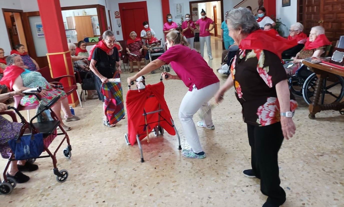 Una de las residentes de San Martín de Porres hace un recorte al 'toro' 