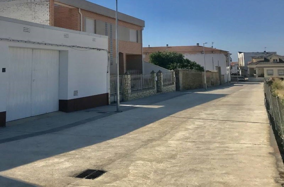 Acerado y pavimentación en plataforma única de la calle Carlos I de Miajadas 