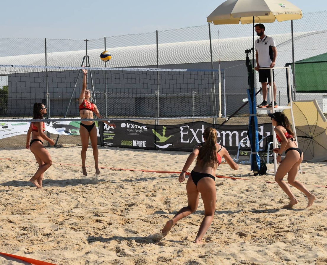 Las pistas de arena de Miajadas acogieron ayer el I Torneo de Extremadura de Voley Playa 2022, en el que participaron 40 jugadores en categoría femenina y masculina y que fue puntuable para el Campeonato de España. Las semifinales y las finales se disputaron por la tarde. 