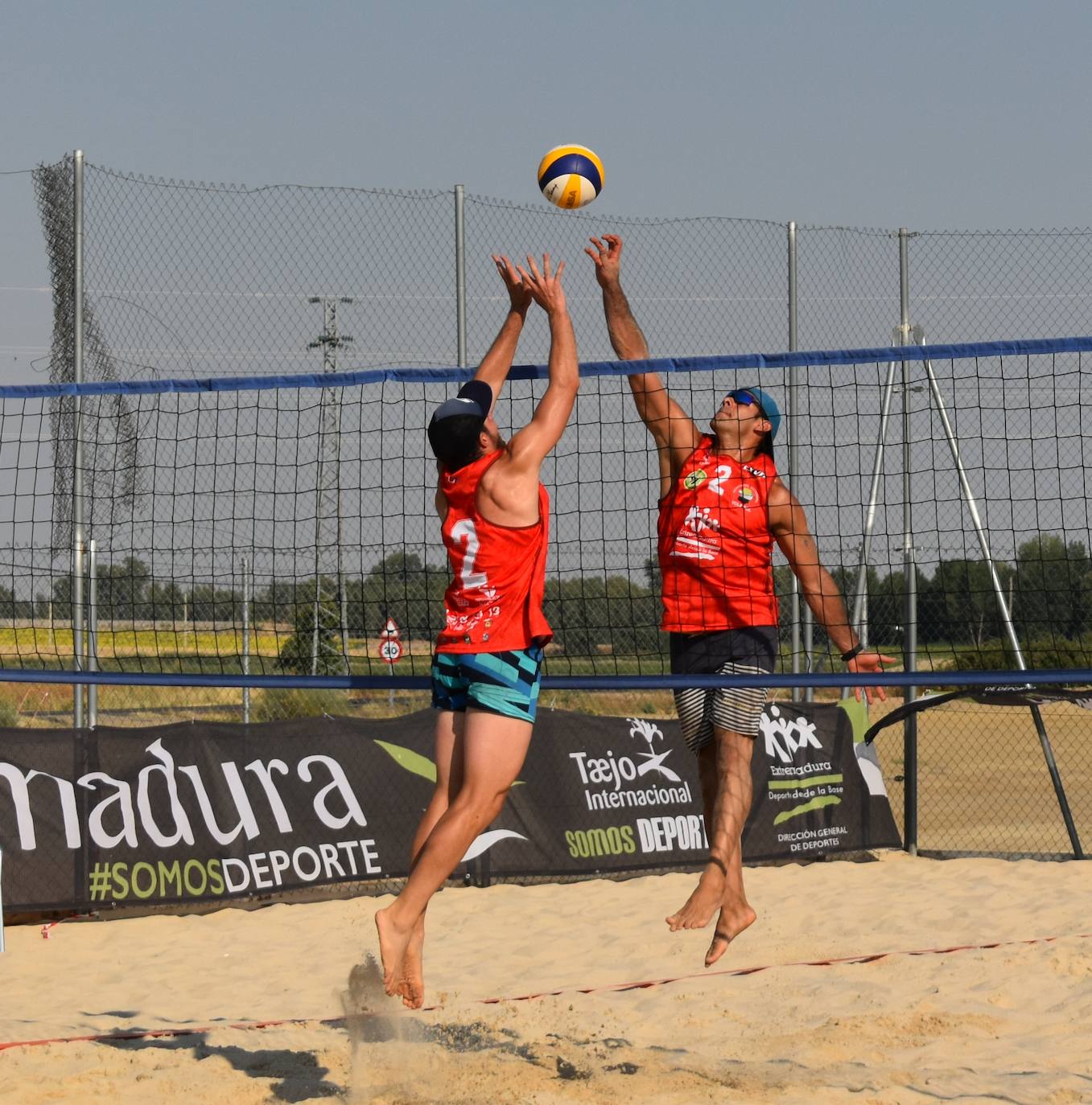 Las pistas de arena de Miajadas acogieron ayer el I Torneo de Extremadura de Voley Playa 2022, en el que participaron 40 jugadores en categoría femenina y masculina y que fue puntuable para el Campeonato de España. Las semifinales y las finales se disputaron por la tarde. 