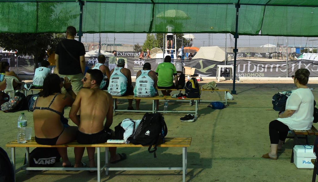Las pistas de arena de Miajadas acogieron ayer el I Torneo de Extremadura de Voley Playa 2022, en el que participaron 40 jugadores en categoría femenina y masculina y que fue puntuable para el Campeonato de España. Las semifinales y las finales se disputaron por la tarde. 