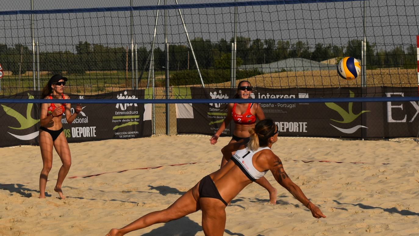 Las pistas de arena de Miajadas acogieron ayer el I Torneo de Extremadura de Voley Playa 2022, en el que participaron 40 jugadores en categoría femenina y masculina y que fue puntuable para el Campeonato de España. Las semifinales y las finales se disputaron por la tarde. 