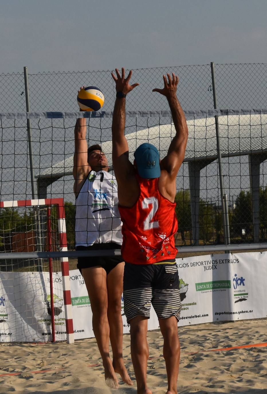 Las pistas de arena de Miajadas acogieron ayer el I Torneo de Extremadura de Voley Playa 2022, en el que participaron 40 jugadores en categoría femenina y masculina y que fue puntuable para el Campeonato de España. Las semifinales y las finales se disputaron por la tarde. 