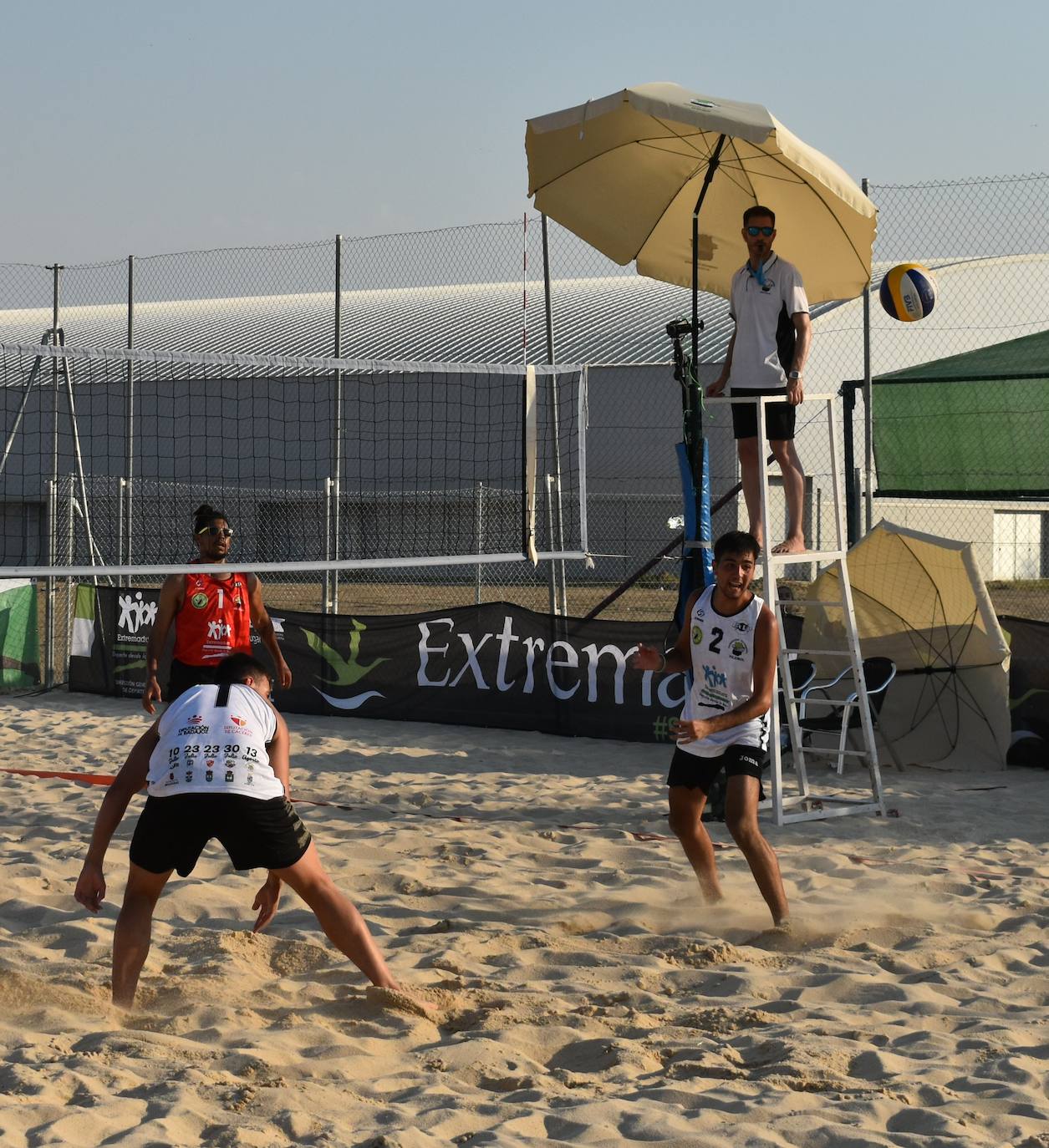 Las pistas de arena de Miajadas acogieron ayer el I Torneo de Extremadura de Voley Playa 2022, en el que participaron 40 jugadores en categoría femenina y masculina y que fue puntuable para el Campeonato de España. Las semifinales y las finales se disputaron por la tarde. 