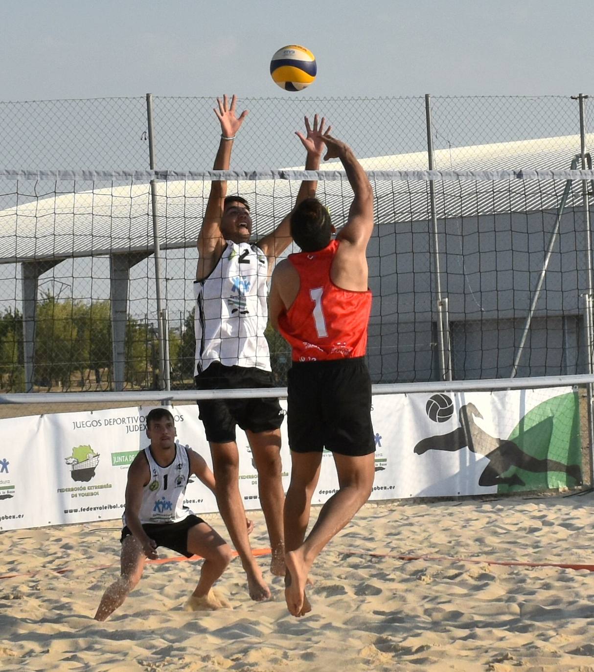Las pistas de arena de Miajadas acogieron ayer el I Torneo de Extremadura de Voley Playa 2022, en el que participaron 40 jugadores en categoría femenina y masculina y que fue puntuable para el Campeonato de España. Las semifinales y las finales se disputaron por la tarde. 