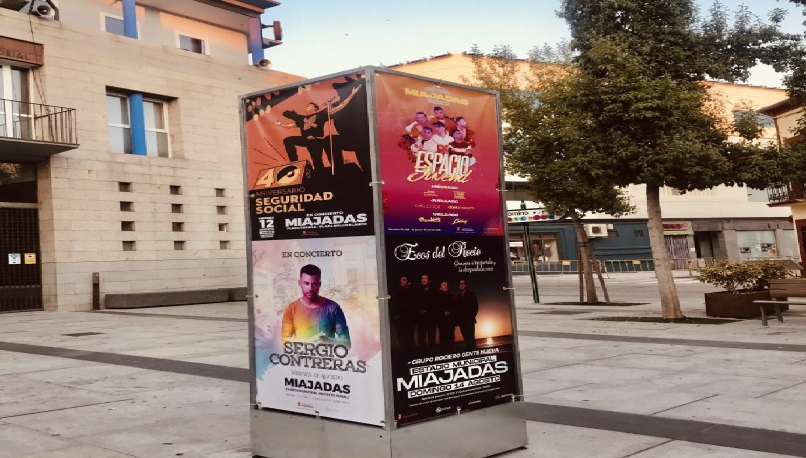 Tótem instalado en la Plaza de España de Miajadas con la información de todos los conciertos 