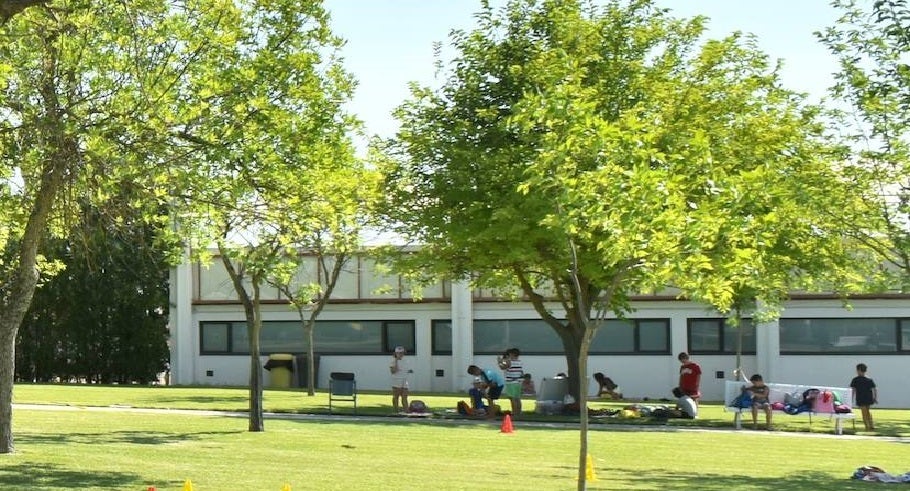 Encuentro de familias hoy en la piscina municipal de verano