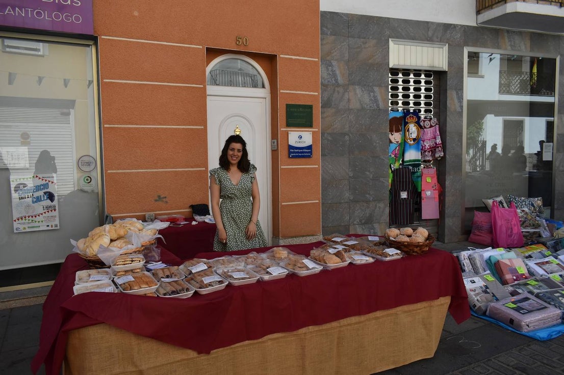 Miajadeños y visitantes estaban deseando volver a disfrutar de una de las grandes iniciativas del pequeño comercio local: 'El comercio sale a la calle', que este verano ha vuelto a llenar la avenida Trujillo de música, buen ambiente y, sobre todo, productos de todo tipo con grandes descuentos para activar la economía local con la Asociacion de Comerciantes y Empresarios de Miajadas y Comarca 