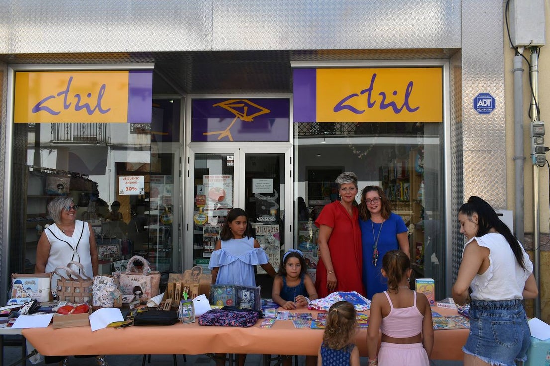 Miajadeños y visitantes estaban deseando volver a disfrutar de una de las grandes iniciativas del pequeño comercio local: 'El comercio sale a la calle', que este verano ha vuelto a llenar la avenida Trujillo de música, buen ambiente y, sobre todo, productos de todo tipo con grandes descuentos para activar la economía local con la Asociacion de Comerciantes y Empresarios de Miajadas y Comarca 