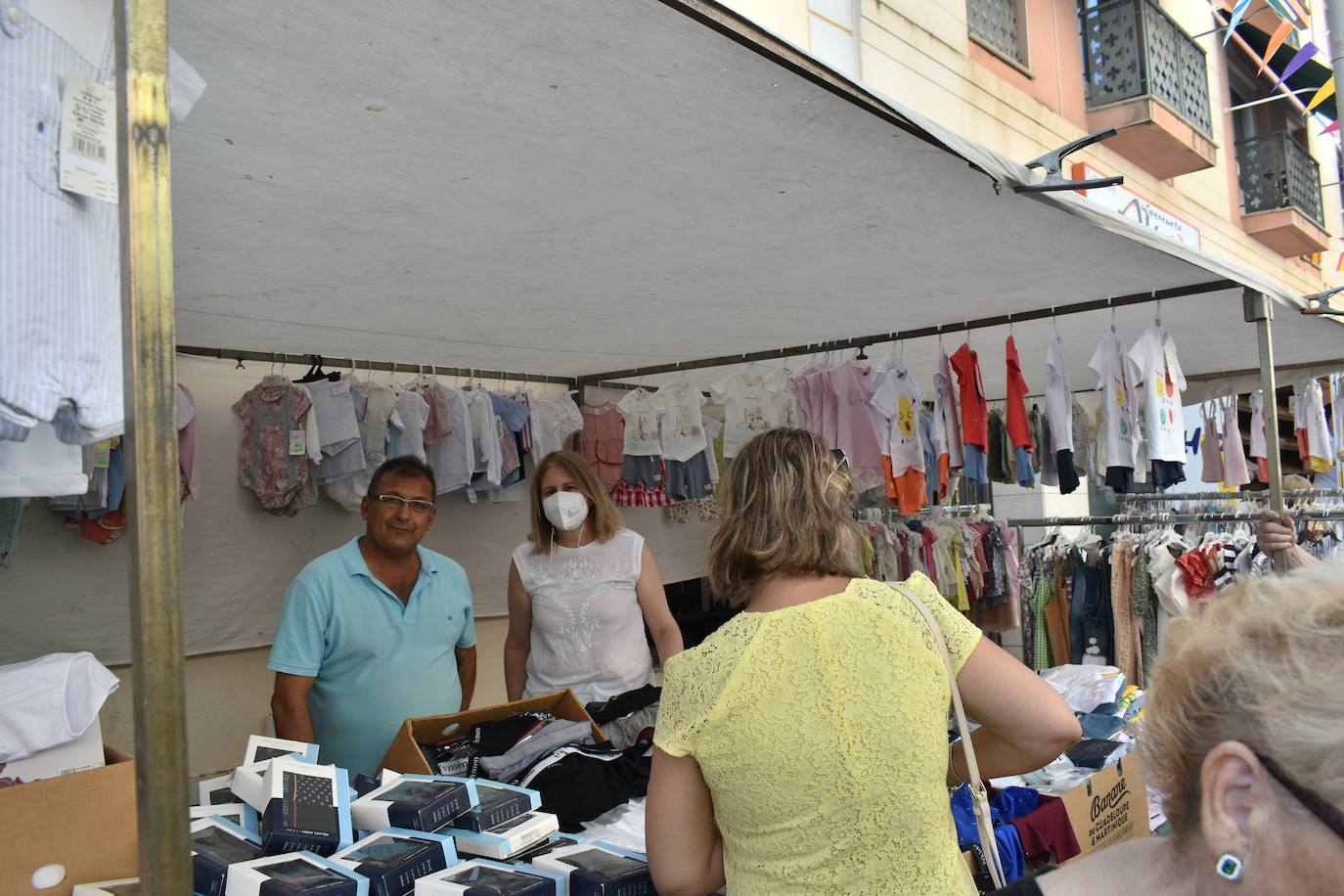 Miajadeños y visitantes estaban deseando volver a disfrutar de una de las grandes iniciativas del pequeño comercio local: 'El comercio sale a la calle', que este verano ha vuelto a llenar la avenida Trujillo de música, buen ambiente y, sobre todo, productos de todo tipo con grandes descuentos para activar la economía local con la Asociacion de Comerciantes y Empresarios de Miajadas y Comarca 