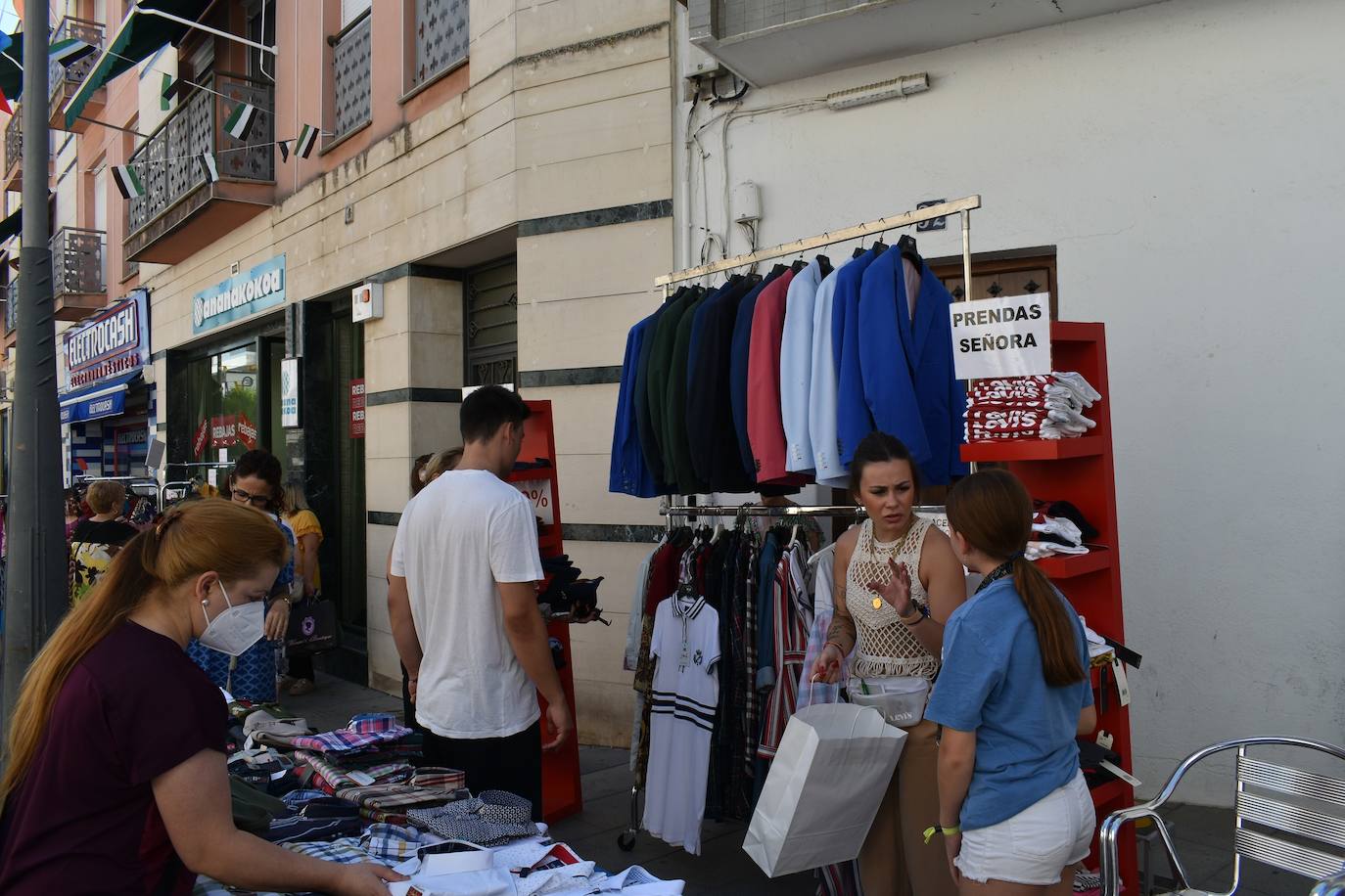 Miajadeños y visitantes estaban deseando volver a disfrutar de una de las grandes iniciativas del pequeño comercio local: 'El comercio sale a la calle', que este verano ha vuelto a llenar la avenida Trujillo de música, buen ambiente y, sobre todo, productos de todo tipo con grandes descuentos para activar la economía local con la Asociacion de Comerciantes y Empresarios de Miajadas y Comarca 