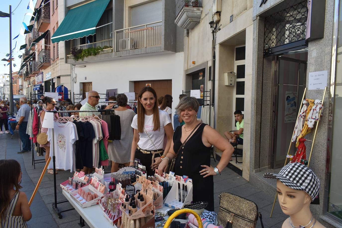 Miajadeños y visitantes estaban deseando volver a disfrutar de una de las grandes iniciativas del pequeño comercio local: 'El comercio sale a la calle', que este verano ha vuelto a llenar la avenida Trujillo de música, buen ambiente y, sobre todo, productos de todo tipo con grandes descuentos para activar la economía local con la Asociacion de Comerciantes y Empresarios de Miajadas y Comarca 