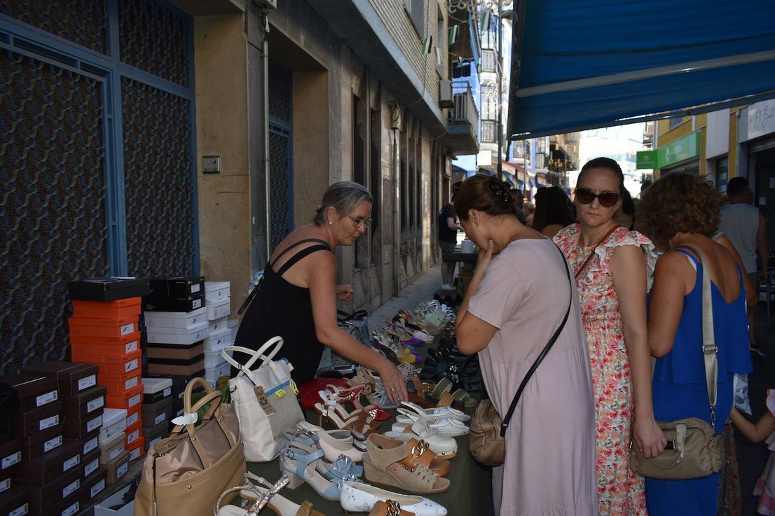 Miajadeños y visitantes estaban deseando volver a disfrutar de una de las grandes iniciativas del pequeño comercio local: 'El comercio sale a la calle', que este verano ha vuelto a llenar la avenida Trujillo de música, buen ambiente y, sobre todo, productos de todo tipo con grandes descuentos para activar la economía local con la Asociacion de Comerciantes y Empresarios de Miajadas y Comarca 