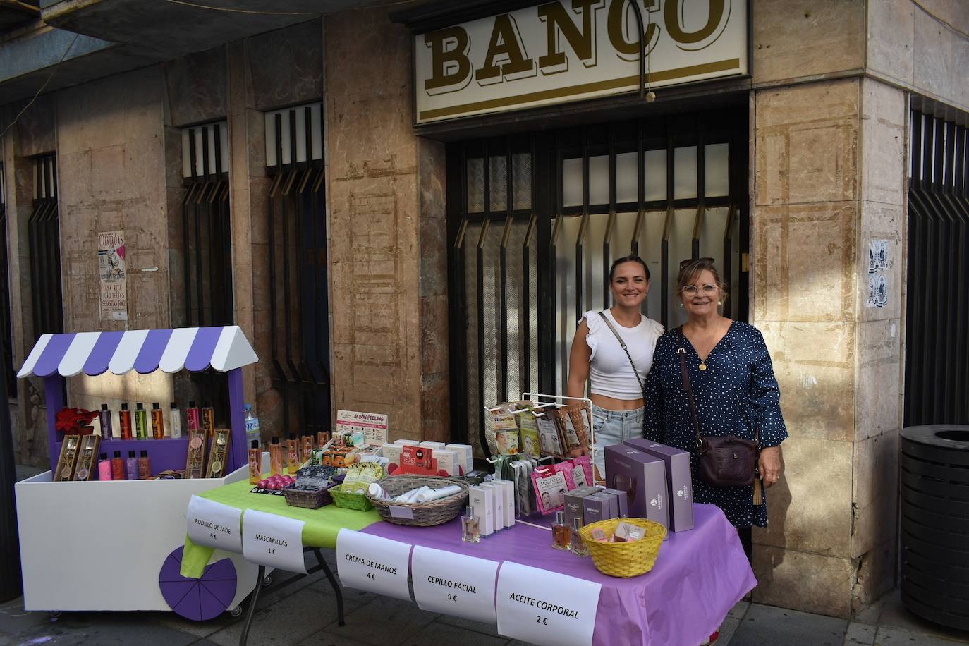 Miajadeños y visitantes estaban deseando volver a disfrutar de una de las grandes iniciativas del pequeño comercio local: 'El comercio sale a la calle', que este verano ha vuelto a llenar la avenida Trujillo de música, buen ambiente y, sobre todo, productos de todo tipo con grandes descuentos para activar la economía local con la Asociacion de Comerciantes y Empresarios de Miajadas y Comarca 