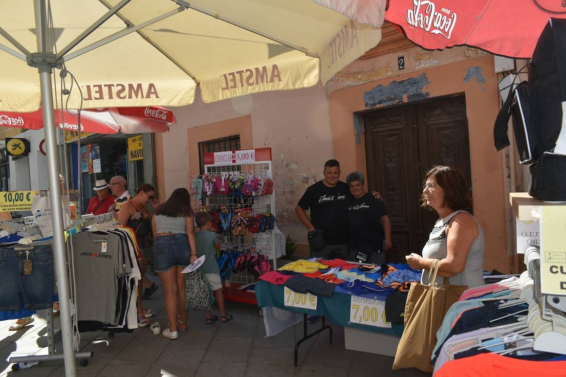 Miajadeños y visitantes estaban deseando volver a disfrutar de una de las grandes iniciativas del pequeño comercio local: 'El comercio sale a la calle', que este verano ha vuelto a llenar la avenida Trujillo de música, buen ambiente y, sobre todo, productos de todo tipo con grandes descuentos para activar la economía local con la Asociacion de Comerciantes y Empresarios de Miajadas y Comarca 