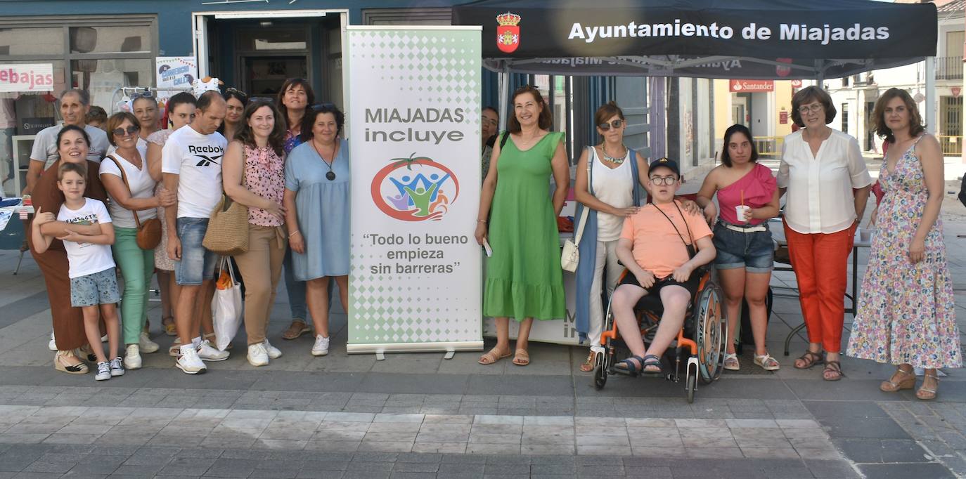 Miajadeños y visitantes estaban deseando volver a disfrutar de una de las grandes iniciativas del pequeño comercio local: 'El comercio sale a la calle', que este verano ha vuelto a llenar la avenida Trujillo de música, buen ambiente y, sobre todo, productos de todo tipo con grandes descuentos para activar la economía local con la Asociacion de Comerciantes y Empresarios de Miajadas y Comarca 