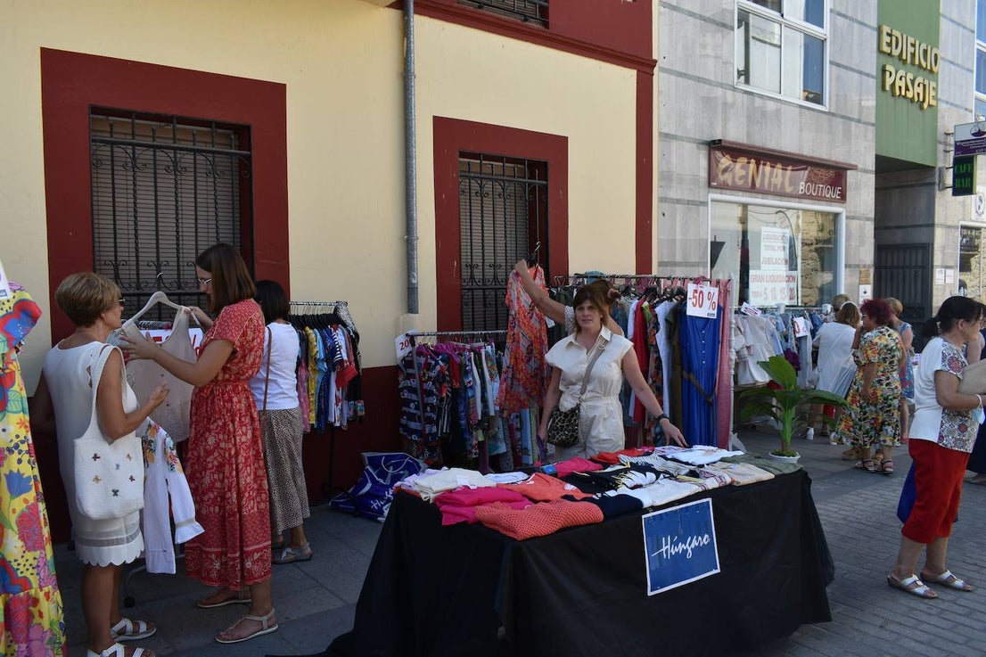 Miajadeños y visitantes estaban deseando volver a disfrutar de una de las grandes iniciativas del pequeño comercio local: 'El comercio sale a la calle', que este verano ha vuelto a llenar la avenida Trujillo de música, buen ambiente y, sobre todo, productos de todo tipo con grandes descuentos para activar la economía local con la Asociacion de Comerciantes y Empresarios de Miajadas y Comarca 