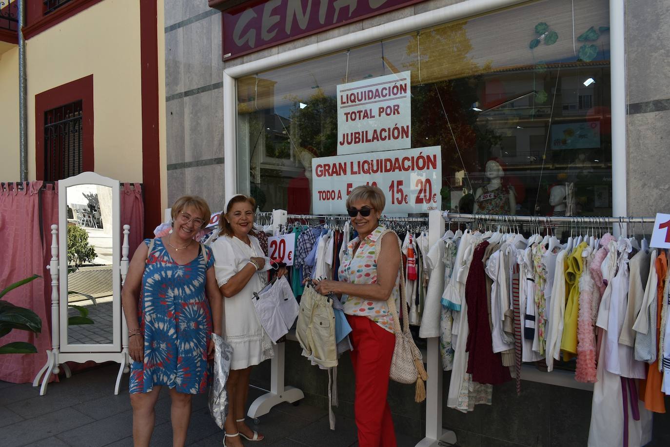 Miajadeños y visitantes estaban deseando volver a disfrutar de una de las grandes iniciativas del pequeño comercio local: 'El comercio sale a la calle', que este verano ha vuelto a llenar la avenida Trujillo de música, buen ambiente y, sobre todo, productos de todo tipo con grandes descuentos para activar la economía local con la Asociacion de Comerciantes y Empresarios de Miajadas y Comarca 