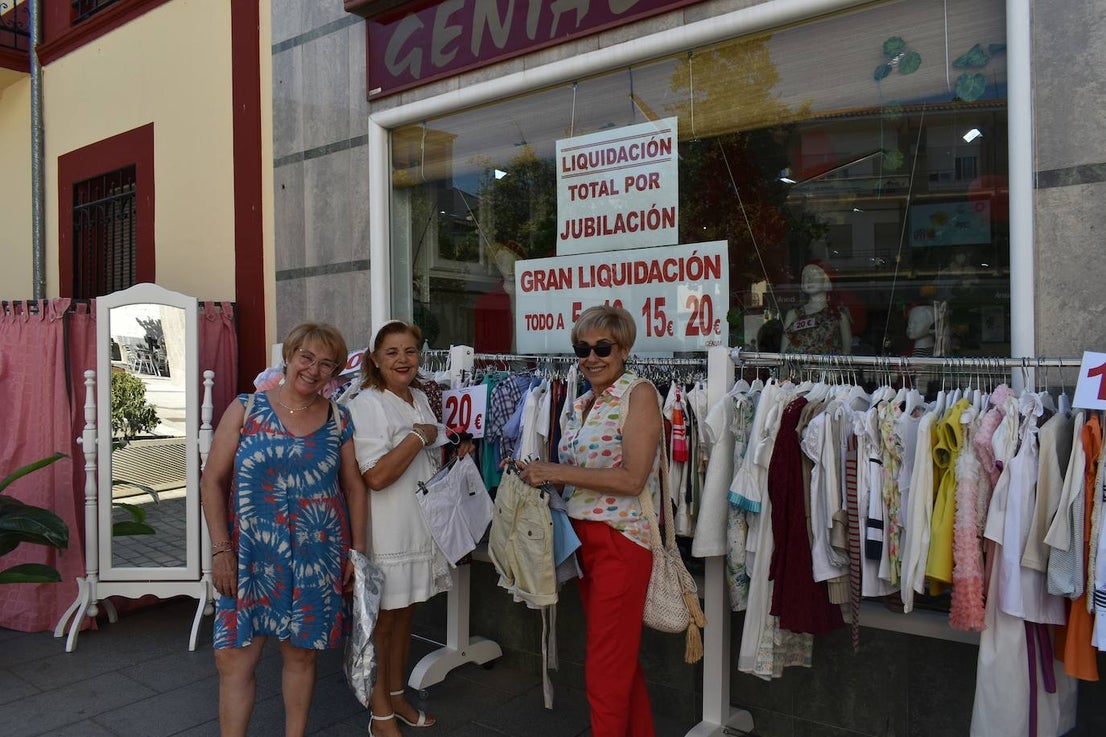 Miajadeños y visitantes estaban deseando volver a disfrutar de una de las grandes iniciativas del pequeño comercio local: 'El comercio sale a la calle', que este verano ha vuelto a llenar la avenida Trujillo de música, buen ambiente y, sobre todo, productos de todo tipo con grandes descuentos para activar la economía local con la Asociacion de Comerciantes y Empresarios de Miajadas y Comarca 