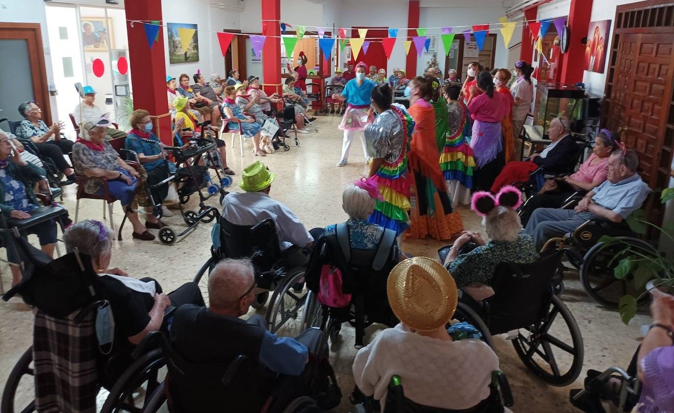 La orquesta 'Señorita' anima a los mayores de la residencia al ritmo de la música 