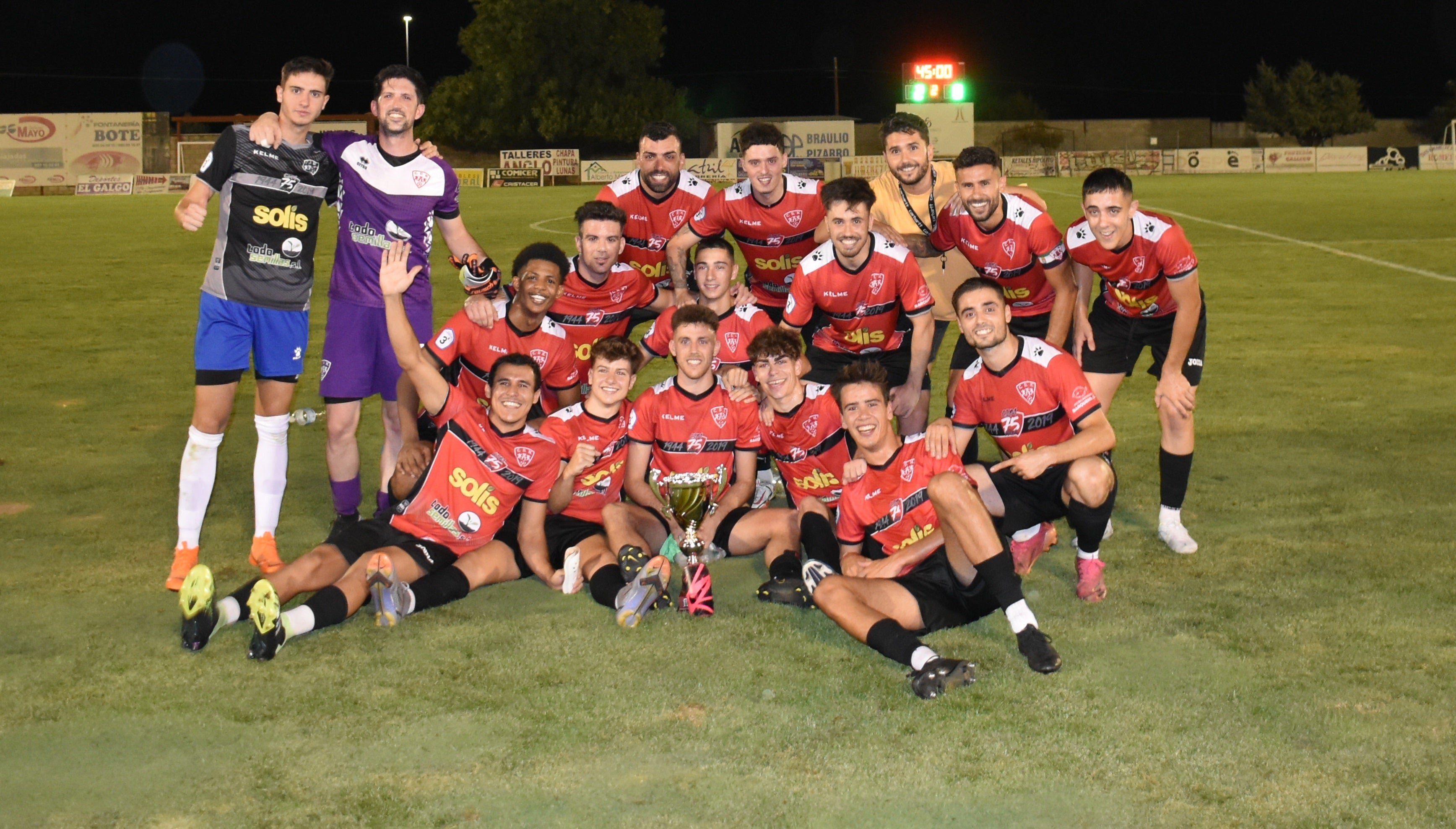 Los jugadores miajadeños celebran su triunfo posando con el Trofeo de Ferias 2022 