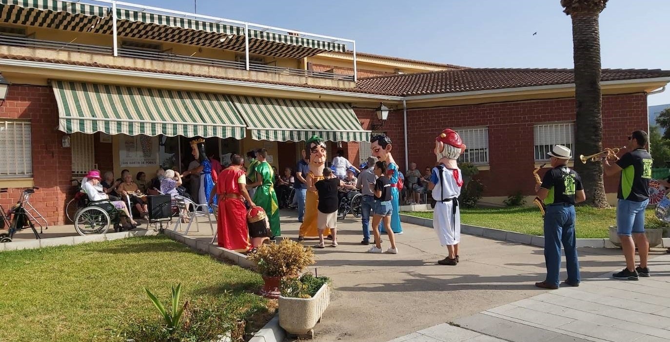 Llegada de los cabezudos y la charanga a la residencia San Martín de Porres 