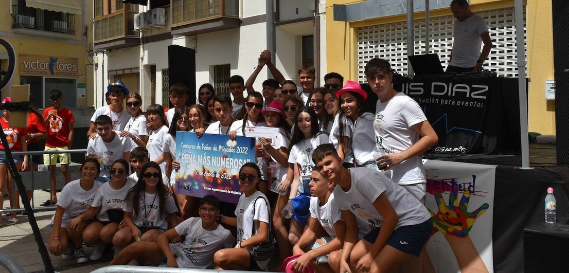 La Feria de Día de Miajadas ha vuelto a ser este año una de las grandes protagonistas de las Fiestas de Agosto 2022, y ha sido gracias a los Cabezudos, que desde bien temprano han animado las calles al ritmo de la charanga, la Fiesta de la Espuma en la Plaza de España, todo un éxito, y, sobre todo e indiscutiblemente, gracias a las Peñas, que se han encargado de animar con toda su energía esas Fiestas que hacía tres años no podían disfrutar. Y es que este año, por fin, las Fiestas han vuelto a salir del ferial para recorrer todas las calles de la localidad. 