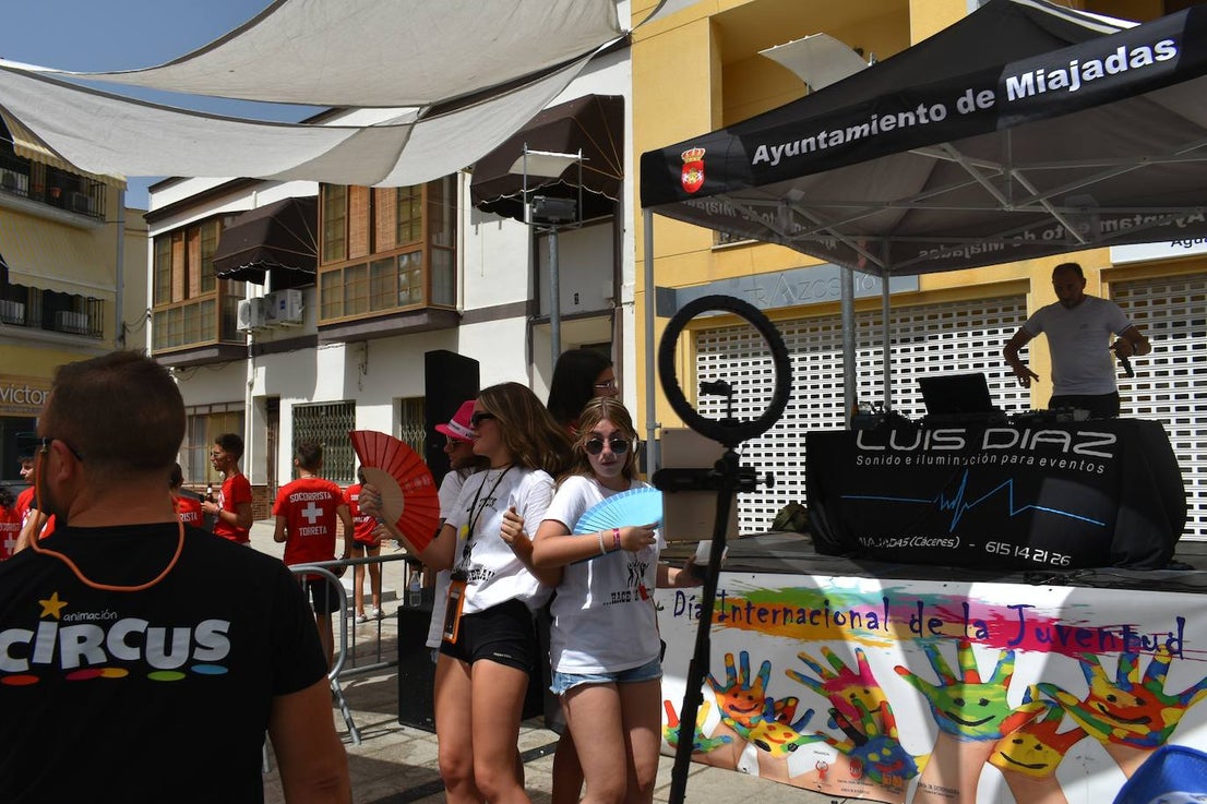 La Feria de Día de Miajadas ha vuelto a ser este año una de las grandes protagonistas de las Fiestas de Agosto 2022, y ha sido gracias a los Cabezudos, que desde bien temprano han animado las calles al ritmo de la charanga, la Fiesta de la Espuma en la Plaza de España, todo un éxito, y, sobre todo e indiscutiblemente, gracias a las Peñas, que se han encargado de animar con toda su energía esas Fiestas que hacía tres años no podían disfrutar. Y es que este año, por fin, las Fiestas han vuelto a salir del ferial para recorrer todas las calles de la localidad. 