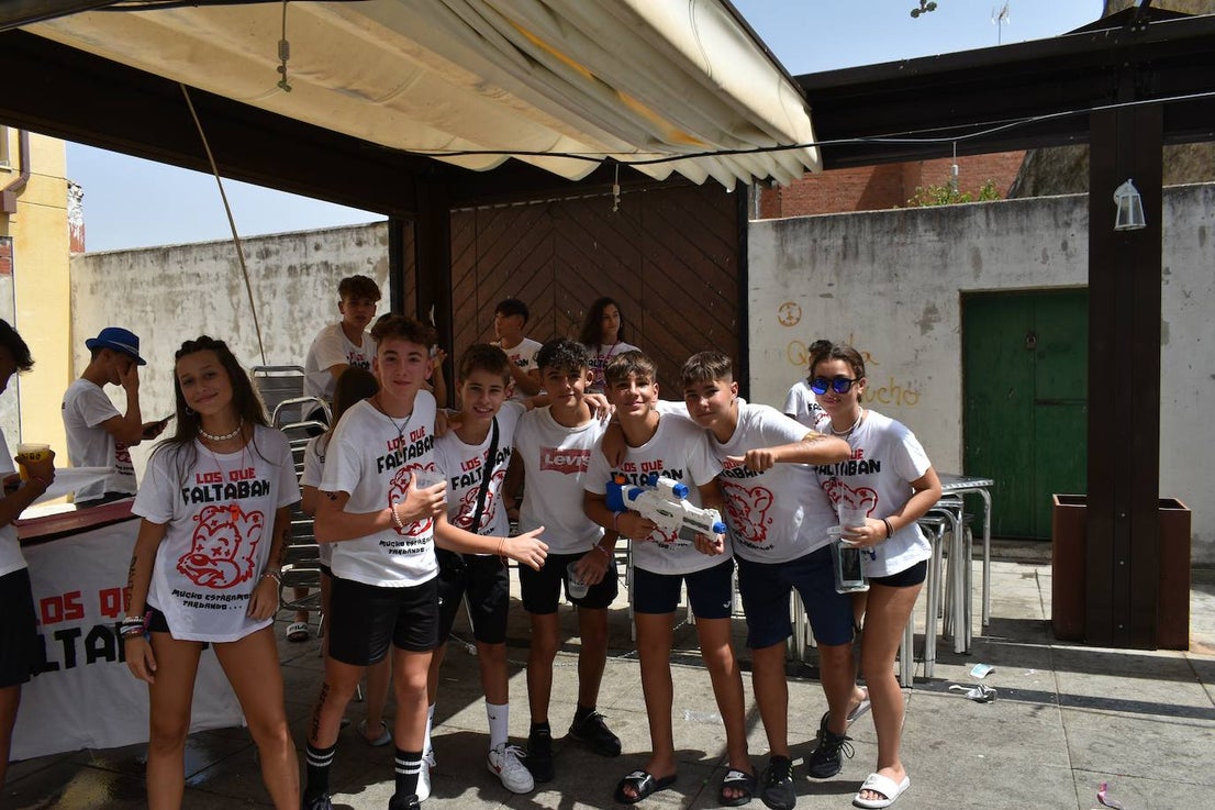 La Feria de Día de Miajadas ha vuelto a ser este año una de las grandes protagonistas de las Fiestas de Agosto 2022, y ha sido gracias a los Cabezudos, que desde bien temprano han animado las calles al ritmo de la charanga, la Fiesta de la Espuma en la Plaza de España, todo un éxito, y, sobre todo e indiscutiblemente, gracias a las Peñas, que se han encargado de animar con toda su energía esas Fiestas que hacía tres años no podían disfrutar. Y es que este año, por fin, las Fiestas han vuelto a salir del ferial para recorrer todas las calles de la localidad. 