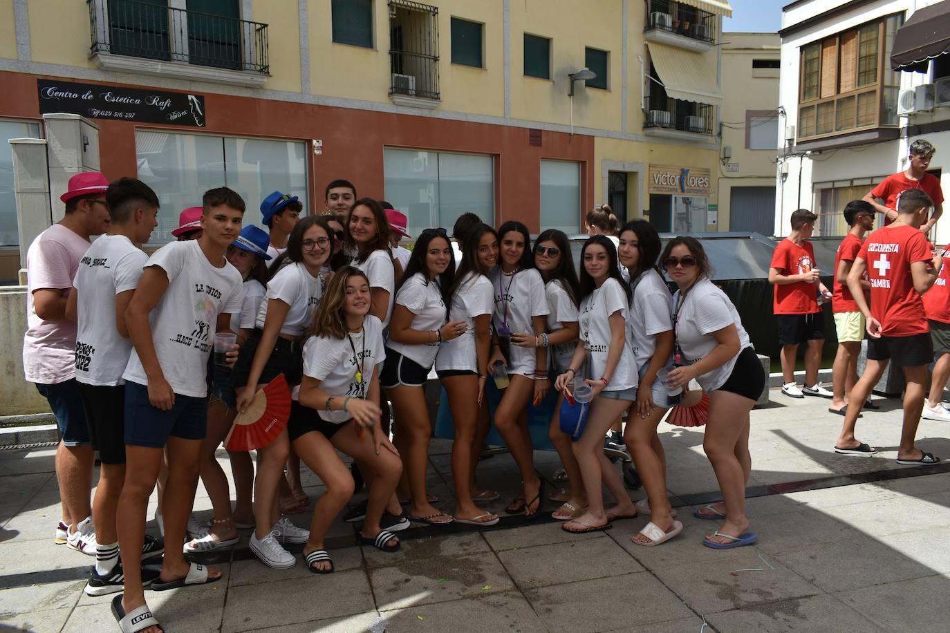 La Feria de Día de Miajadas ha vuelto a ser este año una de las grandes protagonistas de las Fiestas de Agosto 2022, y ha sido gracias a los Cabezudos, que desde bien temprano han animado las calles al ritmo de la charanga, la Fiesta de la Espuma en la Plaza de España, todo un éxito, y, sobre todo e indiscutiblemente, gracias a las Peñas, que se han encargado de animar con toda su energía esas Fiestas que hacía tres años no podían disfrutar. Y es que este año, por fin, las Fiestas han vuelto a salir del ferial para recorrer todas las calles de la localidad. 