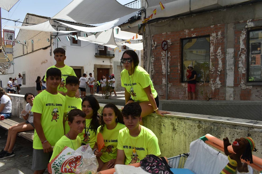 La Feria de Día de Miajadas ha vuelto a ser este año una de las grandes protagonistas de las Fiestas de Agosto 2022, y ha sido gracias a los Cabezudos, que desde bien temprano han animado las calles al ritmo de la charanga, la Fiesta de la Espuma en la Plaza de España, todo un éxito, y, sobre todo e indiscutiblemente, gracias a las Peñas, que se han encargado de animar con toda su energía esas Fiestas que hacía tres años no podían disfrutar. Y es que este año, por fin, las Fiestas han vuelto a salir del ferial para recorrer todas las calles de la localidad. 