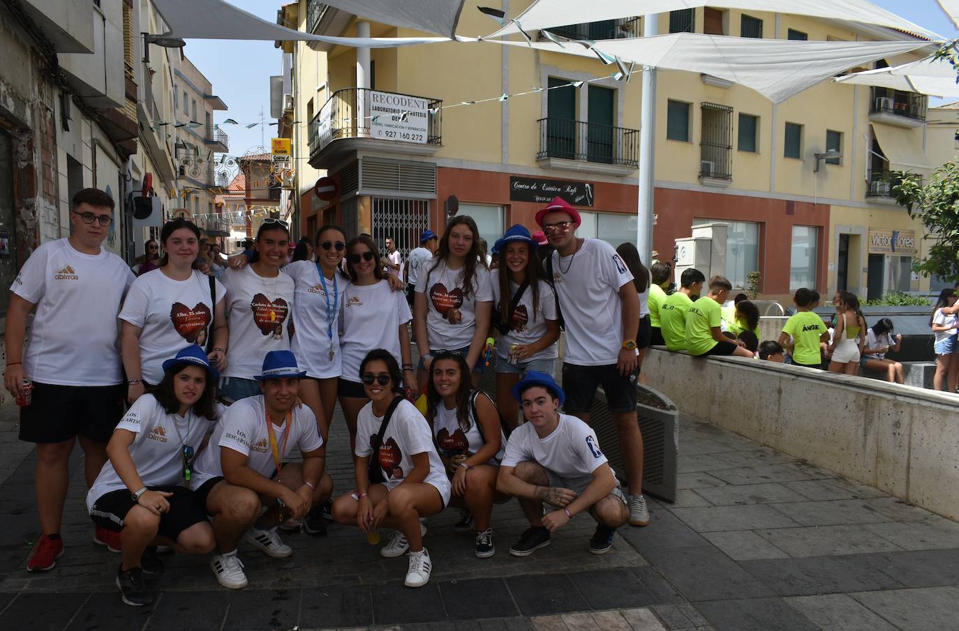 La Feria de Día de Miajadas ha vuelto a ser este año una de las grandes protagonistas de las Fiestas de Agosto 2022, y ha sido gracias a los Cabezudos, que desde bien temprano han animado las calles al ritmo de la charanga, la Fiesta de la Espuma en la Plaza de España, todo un éxito, y, sobre todo e indiscutiblemente, gracias a las Peñas, que se han encargado de animar con toda su energía esas Fiestas que hacía tres años no podían disfrutar. Y es que este año, por fin, las Fiestas han vuelto a salir del ferial para recorrer todas las calles de la localidad. 