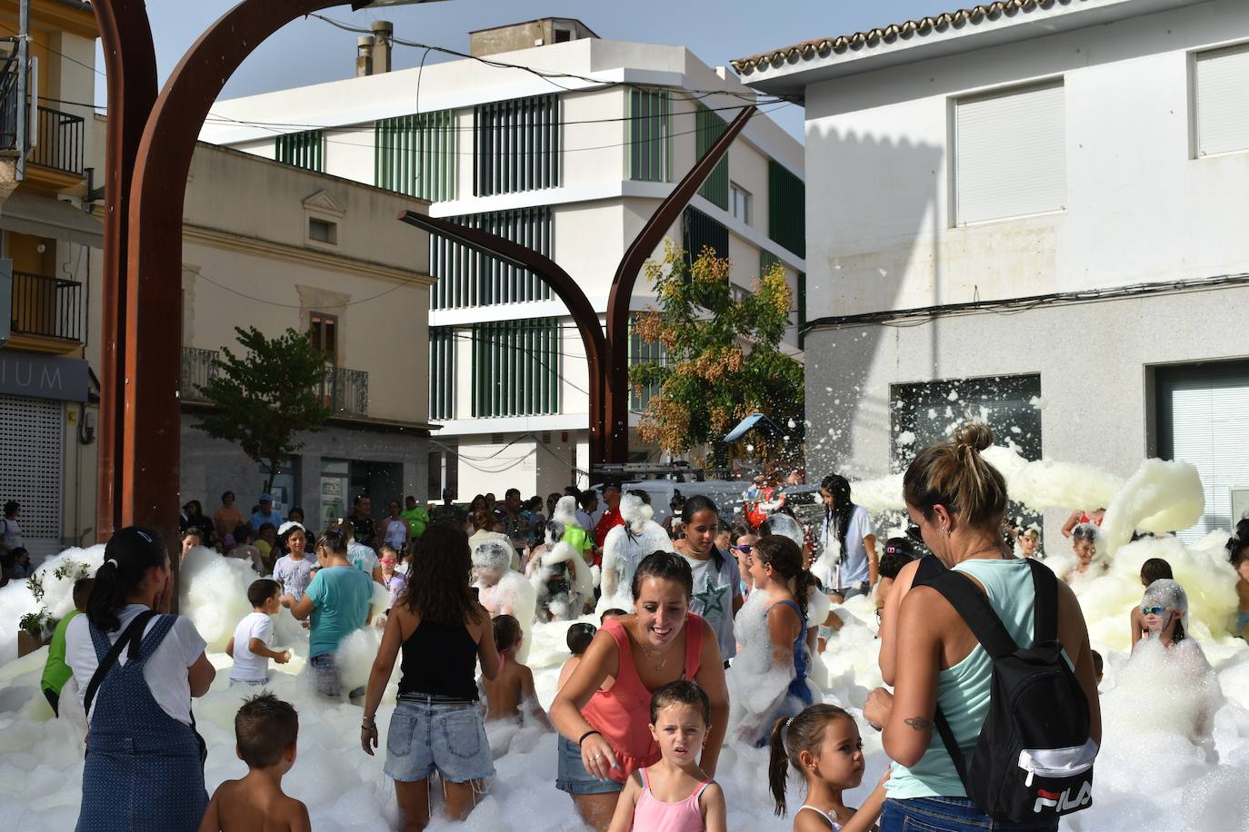 La Feria de Día de Miajadas ha vuelto a ser este año una de las grandes protagonistas de las Fiestas de Agosto 2022, y ha sido gracias a los Cabezudos, que desde bien temprano han animado las calles al ritmo de la charanga, la Fiesta de la Espuma en la Plaza de España, todo un éxito, y, sobre todo e indiscutiblemente, gracias a las Peñas, que se han encargado de animar con toda su energía esas Fiestas que hacía tres años no podían disfrutar. Y es que este año, por fin, las Fiestas han vuelto a salir del ferial para recorrer todas las calles de la localidad. 