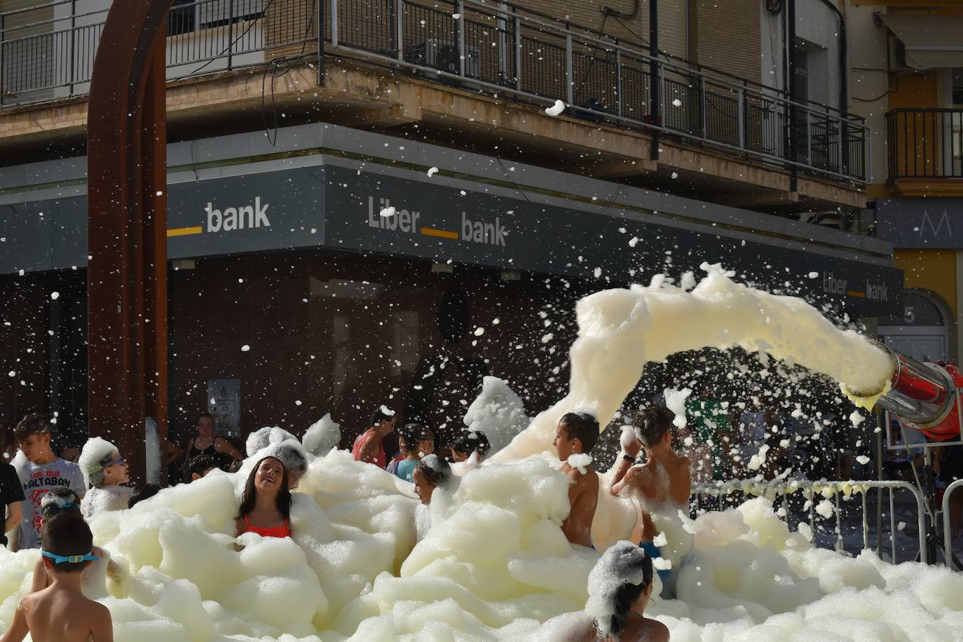La Feria de Día de Miajadas ha vuelto a ser este año una de las grandes protagonistas de las Fiestas de Agosto 2022, y ha sido gracias a los Cabezudos, que desde bien temprano han animado las calles al ritmo de la charanga, la Fiesta de la Espuma en la Plaza de España, todo un éxito, y, sobre todo e indiscutiblemente, gracias a las Peñas, que se han encargado de animar con toda su energía esas Fiestas que hacía tres años no podían disfrutar. Y es que este año, por fin, las Fiestas han vuelto a salir del ferial para recorrer todas las calles de la localidad. 