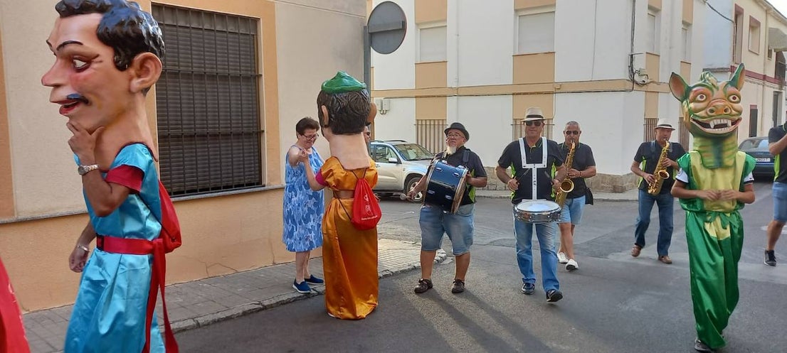La Feria de Día de Miajadas ha vuelto a ser este año una de las grandes protagonistas de las Fiestas de Agosto 2022, y ha sido gracias a los Cabezudos, que desde bien temprano han animado las calles al ritmo de la charanga, la Fiesta de la Espuma en la Plaza de España, todo un éxito, y, sobre todo e indiscutiblemente, gracias a las Peñas, que se han encargado de animar con toda su energía esas Fiestas que hacía tres años no podían disfrutar. Y es que este año, por fin, las Fiestas han vuelto a salir del ferial para recorrer todas las calles de la localidad. 