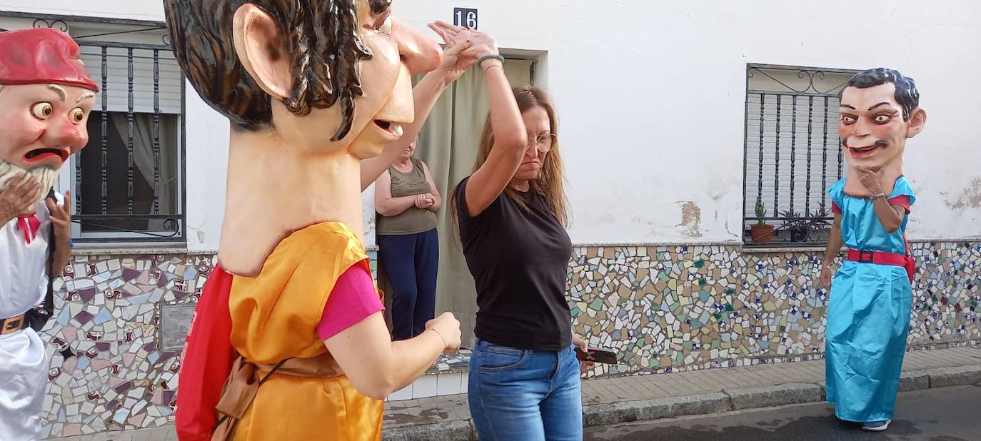 La Feria de Día de Miajadas ha vuelto a ser este año una de las grandes protagonistas de las Fiestas de Agosto 2022, y ha sido gracias a los Cabezudos, que desde bien temprano han animado las calles al ritmo de la charanga, la Fiesta de la Espuma en la Plaza de España, todo un éxito, y, sobre todo e indiscutiblemente, gracias a las Peñas, que se han encargado de animar con toda su energía esas Fiestas que hacía tres años no podían disfrutar. Y es que este año, por fin, las Fiestas han vuelto a salir del ferial para recorrer todas las calles de la localidad. 