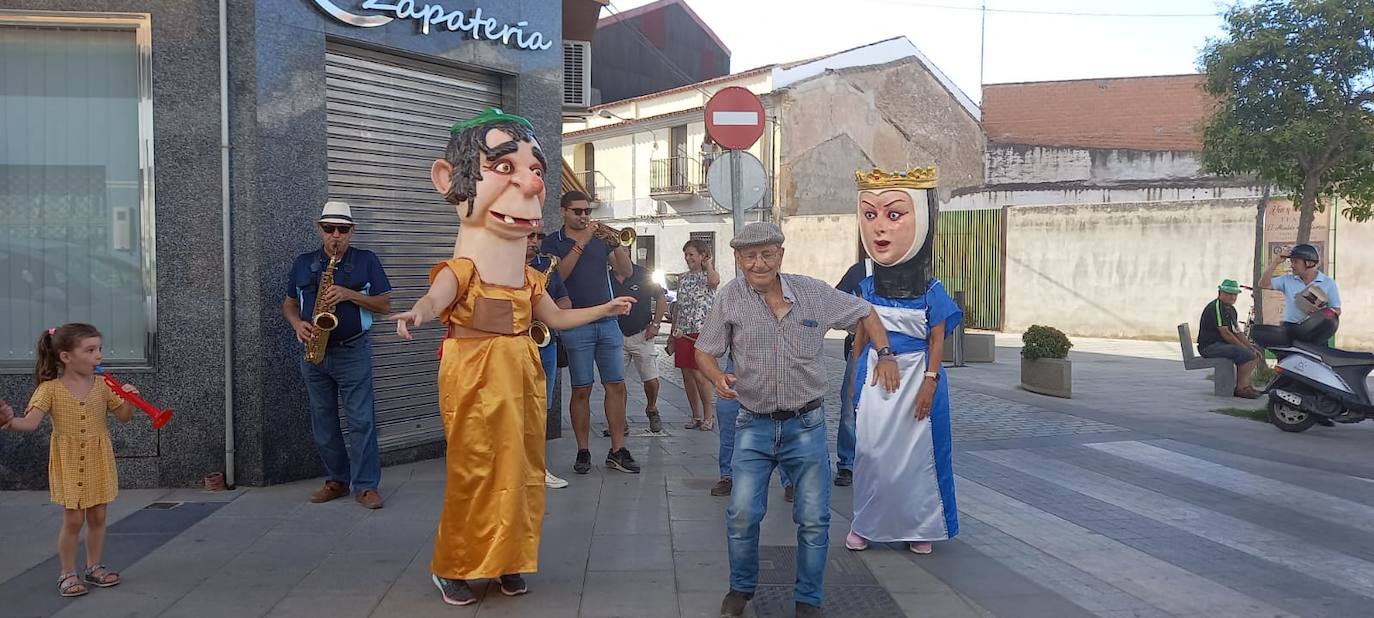 La Feria de Día de Miajadas ha vuelto a ser este año una de las grandes protagonistas de las Fiestas de Agosto 2022, y ha sido gracias a los Cabezudos, que desde bien temprano han animado las calles al ritmo de la charanga, la Fiesta de la Espuma en la Plaza de España, todo un éxito, y, sobre todo e indiscutiblemente, gracias a las Peñas, que se han encargado de animar con toda su energía esas Fiestas que hacía tres años no podían disfrutar. Y es que este año, por fin, las Fiestas han vuelto a salir del ferial para recorrer todas las calles de la localidad. 