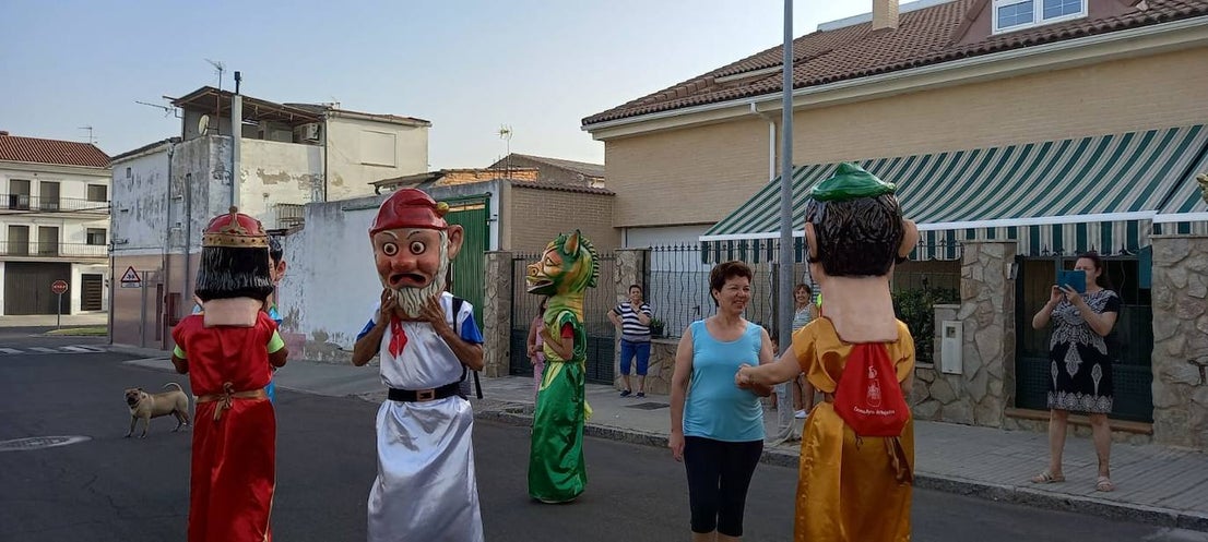 La Feria de Día de Miajadas ha vuelto a ser este año una de las grandes protagonistas de las Fiestas de Agosto 2022, y ha sido gracias a los Cabezudos, que desde bien temprano han animado las calles al ritmo de la charanga, la Fiesta de la Espuma en la Plaza de España, todo un éxito, y, sobre todo e indiscutiblemente, gracias a las Peñas, que se han encargado de animar con toda su energía esas Fiestas que hacía tres años no podían disfrutar. Y es que este año, por fin, las Fiestas han vuelto a salir del ferial para recorrer todas las calles de la localidad. 