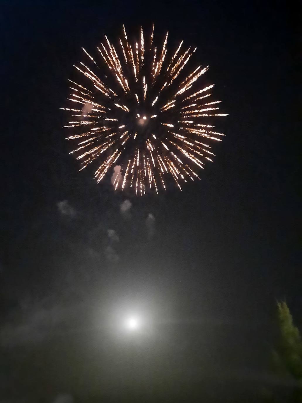 La Feria de noche en Miajadas ha vuelto a cobrar vida este año. Las atracciones de feria han compartido espacio de nuevo con la caseta municipal y los conciertos, como el de Sergio Contreras, que hizo bailar al público durante dos horas. Miajadeños y visitantes han llenado las calles del ferial como lo hacían antes de la pandemia, y la música, el ambiente y las ganas de fiesta se hacían notar. Los fuegos artificiales pusieron la guinda a la feria más esperada, la feria de la vuelta a la ilusión. 