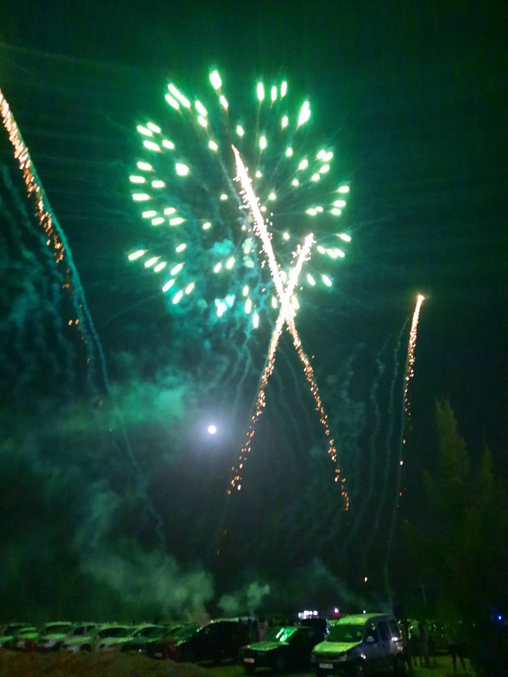 La Feria de noche en Miajadas ha vuelto a cobrar vida este año. Las atracciones de feria han compartido espacio de nuevo con la caseta municipal y los conciertos, como el de Sergio Contreras, que hizo bailar al público durante dos horas. Miajadeños y visitantes han llenado las calles del ferial como lo hacían antes de la pandemia, y la música, el ambiente y las ganas de fiesta se hacían notar. Los fuegos artificiales pusieron la guinda a la feria más esperada, la feria de la vuelta a la ilusión. 