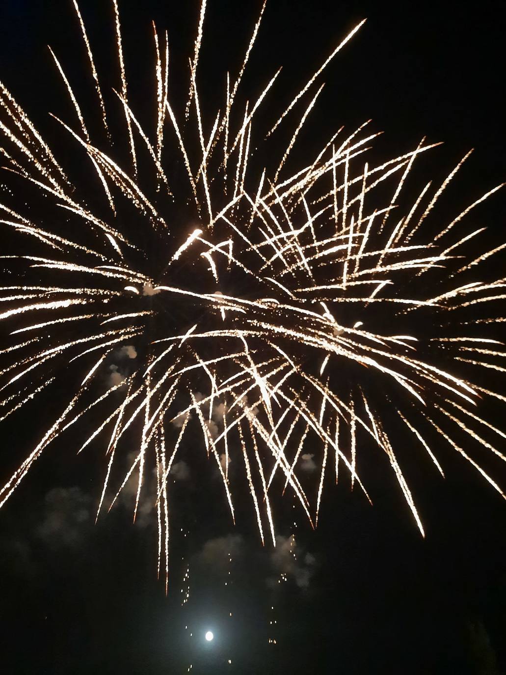 La Feria de noche en Miajadas ha vuelto a cobrar vida este año. Las atracciones de feria han compartido espacio de nuevo con la caseta municipal y los conciertos, como el de Sergio Contreras, que hizo bailar al público durante dos horas. Miajadeños y visitantes han llenado las calles del ferial como lo hacían antes de la pandemia, y la música, el ambiente y las ganas de fiesta se hacían notar. Los fuegos artificiales pusieron la guinda a la feria más esperada, la feria de la vuelta a la ilusión. 