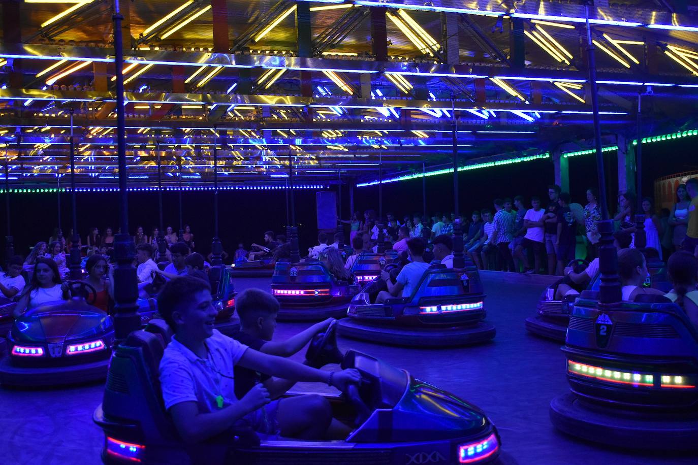 La Feria de noche en Miajadas ha vuelto a cobrar vida este año. Las atracciones de feria han compartido espacio de nuevo con la caseta municipal y los conciertos, como el de Sergio Contreras, que hizo bailar al público durante dos horas. Miajadeños y visitantes han llenado las calles del ferial como lo hacían antes de la pandemia, y la música, el ambiente y las ganas de fiesta se hacían notar. Los fuegos artificiales pusieron la guinda a la feria más esperada, la feria de la vuelta a la ilusión. 